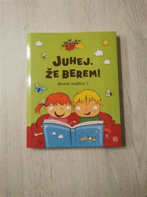 Nosečnica bere knjigo otroku v trebuhu