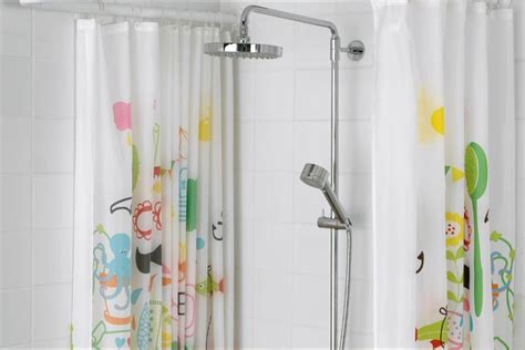 Starš, ki tušira dojenčka v tuš kabini