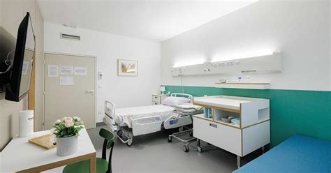 notranjost poporodne sobe v porodnišnici Postojna