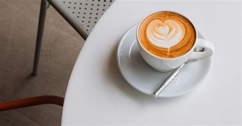 skodelica kave na leseni mizi