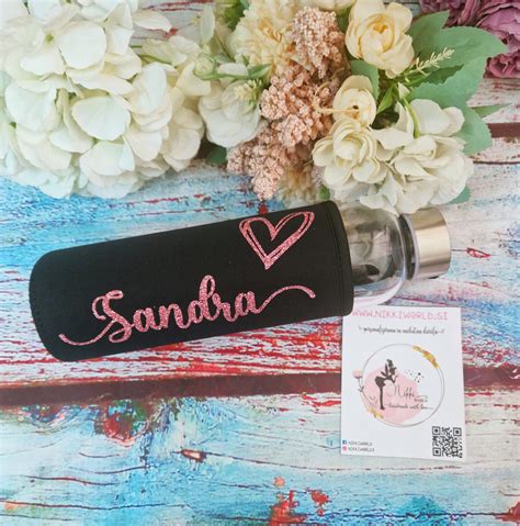 Steklenička za dojenčka s čajem, ob njej pa čajna vrečka in listi čaja.