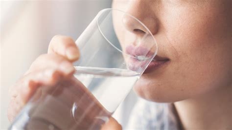 Ilustracija nosečnice, ki pije vodo.