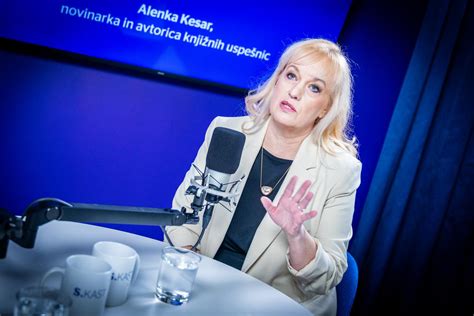 Alenka Kesar v televizijskem studiu