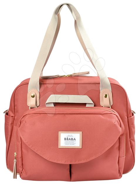 Elegantna rjava previjalna torba Beaba Geneva II Terracota pritrjena na voziček