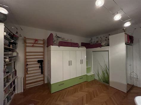 Otroška soba z otroško posteljo