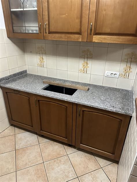 Raznoliki majhni gospodinjski aparati, postavljeni na kuhinjski pult