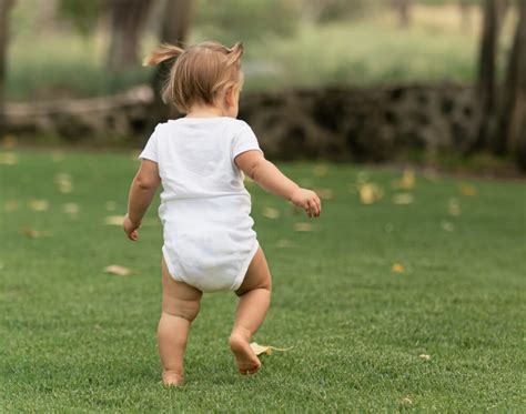 malček naredi prve korake