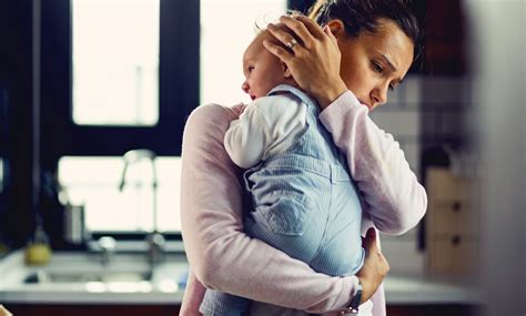 Mama, ki tolaži jokajočega dojenčka