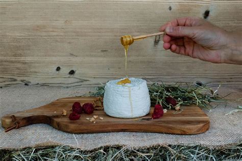 Ilustracija sirotke, ki teče iz posode za sir