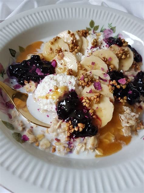 Fotografija sladke albuminske skute, postrežene s sadjem in medom