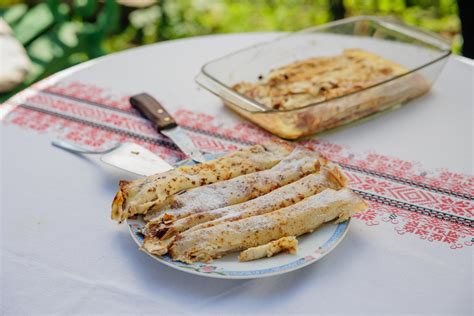 Slika raznolikih svežih sestavin, pripravljenih za kombiniranje s skuto