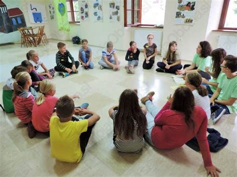 Otroci poslušajo pravljico v krogu