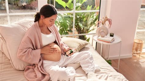 Ilustracija nosečnice v sproščujočem položaju