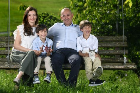 družina Janša s sinom Črtomirjem