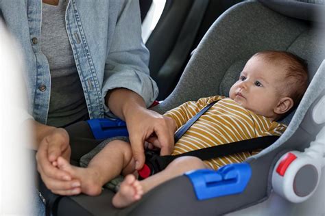 Diagram prikazuje, kako pravilno pristaviti otroka na dojko.