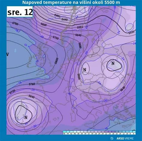 Dojenček na balkonu, ki vdihava hladen zrak