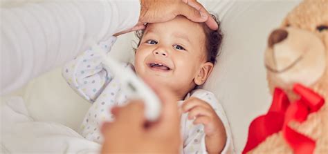 Infografika, ki prikazuje časovno os zapiranja mečav pri dojenčkih