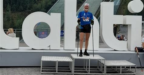 Nosečnica uživa v nordijski hoji