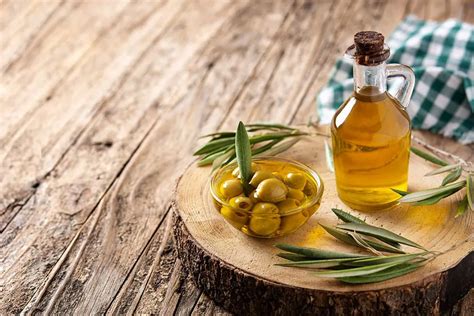 Prikaz naravnih olj in masel, kot so olivno olje, karitejevo maslo in mandljevo olje