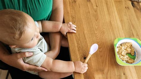 Dojenček, ki je hrano z žličko