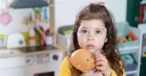 Deklica Ariana, ki se bori z Dravetovim sindromom