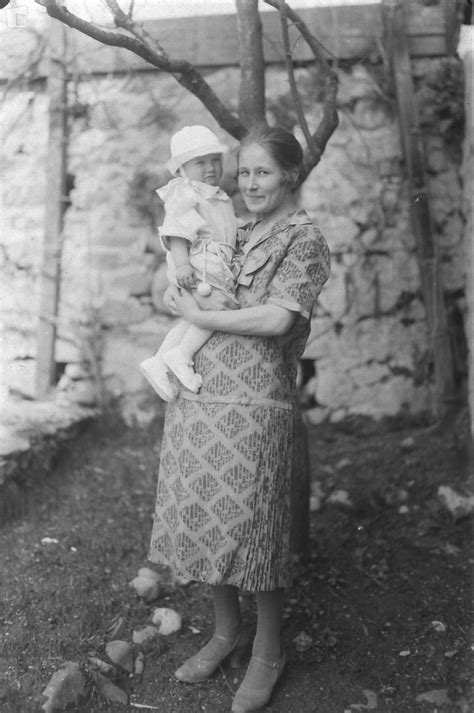 Ženska z zdravimi živili in otrokom