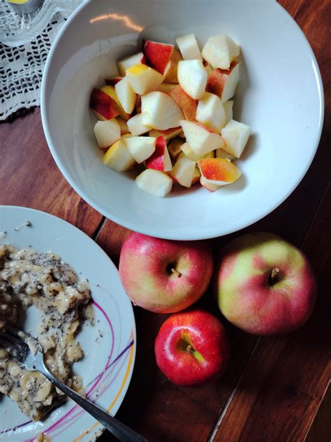 Infografika, ki prikazuje glavne vitamine in minerale, ki jih vsebuje granatno jabolko.