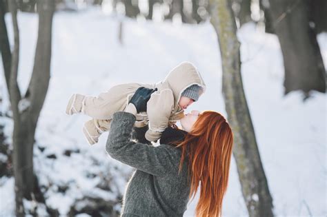 dojenček umiva lase