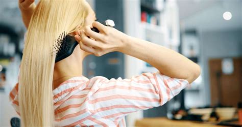 nežno česanje dojenčkovih las