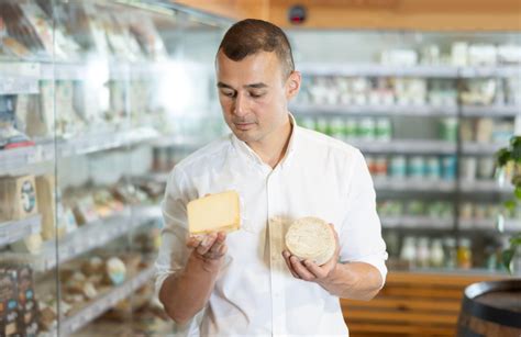 Nosečnica, ki izbira sir v trgovini