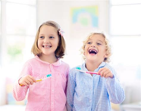 Otrok čisti zobe z otroško zobno ščetko