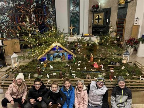 družina s dojenčkom v božičnih kostumih