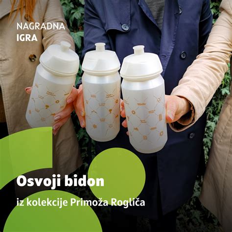 Kolesar med dirko, ki pije iz bidona.