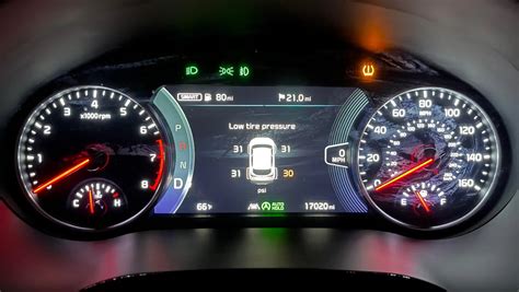 Grafična ilustracija, ki prikazuje različne dele ušesa in njihove funkcije