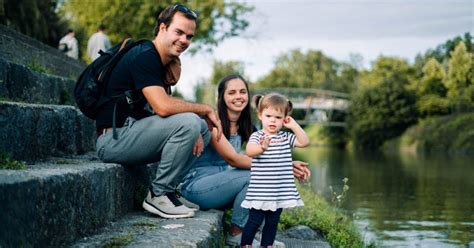 Mlada družina v bolnišnični sobi