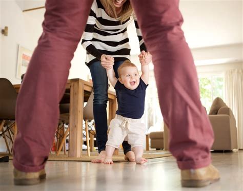 Dojenček, ki dela prve samostojne korake