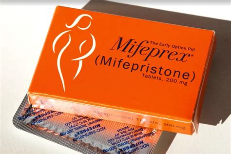 Ilustracija dveh različnih metod prekinitve nosečnosti: tablete in kirurški poseg