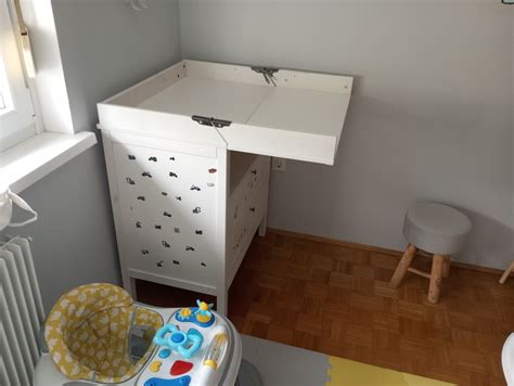 Primer stenske previjalne mize v zaprtem stanju