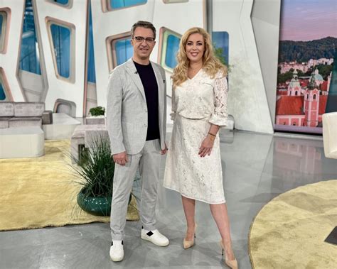 Televizijska voditeljica Ana Tavčar Pirkovič v studiu