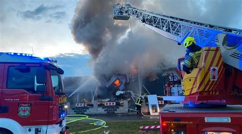 Gasilci gasijo požar v stavbi