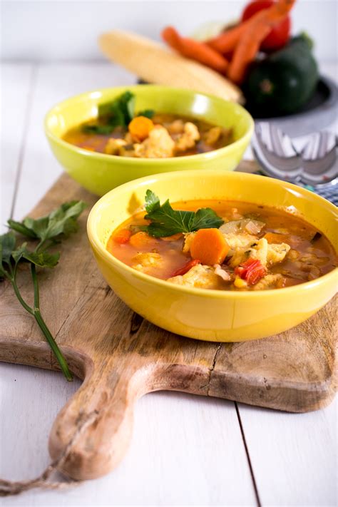 Sveže pripravljena poletna juha s kumaro in koperom