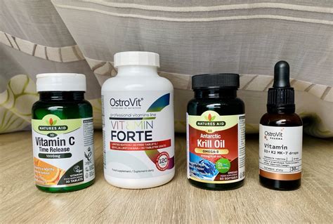 Različni vitamini in prehranska dopolnila v stekleničkah