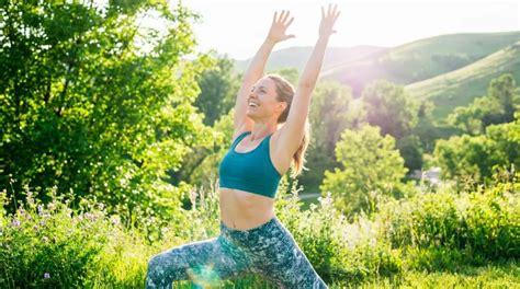 Ženska, ki izvaja jogo v naravi