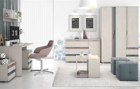 Otroška soba z belo posteljo