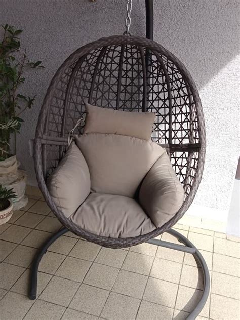 Viseči stol jajček na vrtu