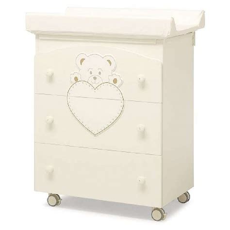 Urejena previjalna miza z vsemi pripomočki