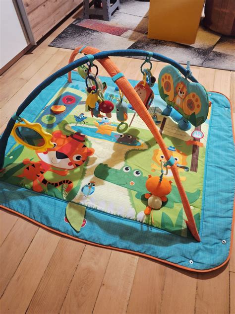 igralna podloga pikapolonica z loki in igračami