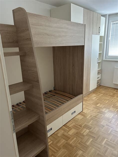 Otroška soba z posteljico in predali