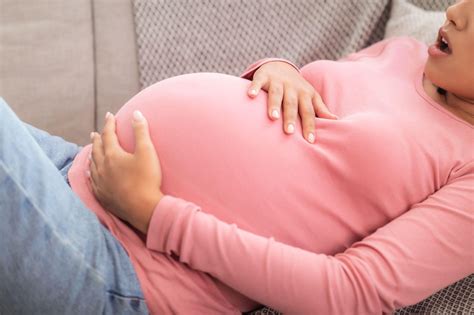 Ilustracija različnih faz poroda z označenimi popadki.