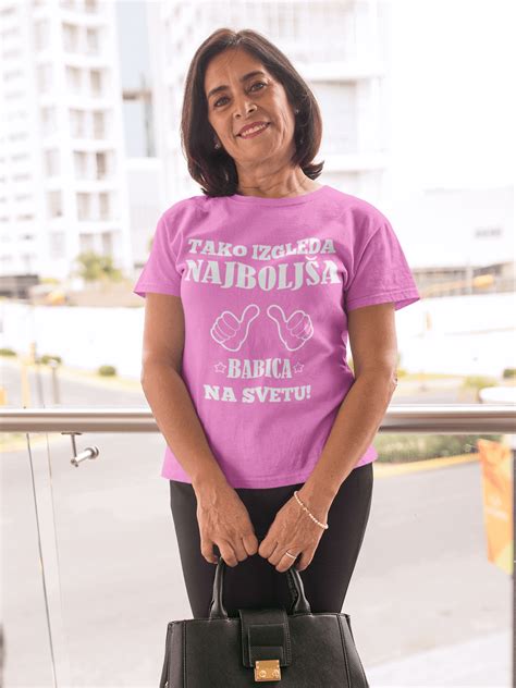 Nosečnica in ponosna babica držita v rokah majico z napisom 